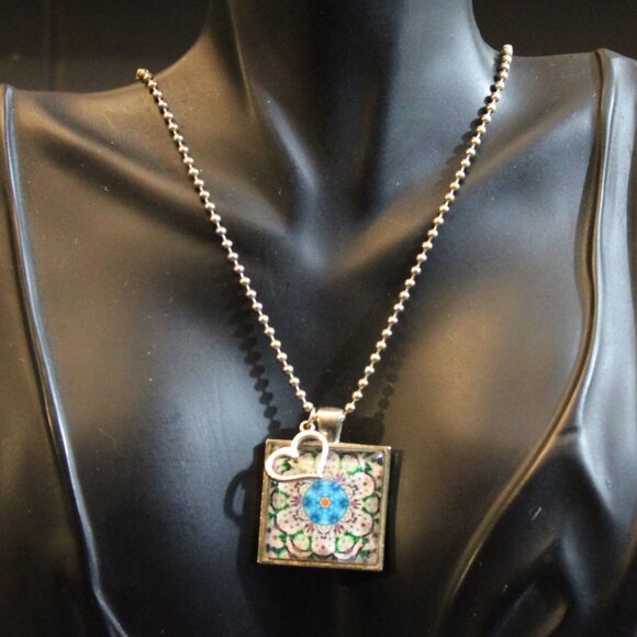 Square Glass Mandala Flower Heart Pendant Necklace - Picture 1 of 6